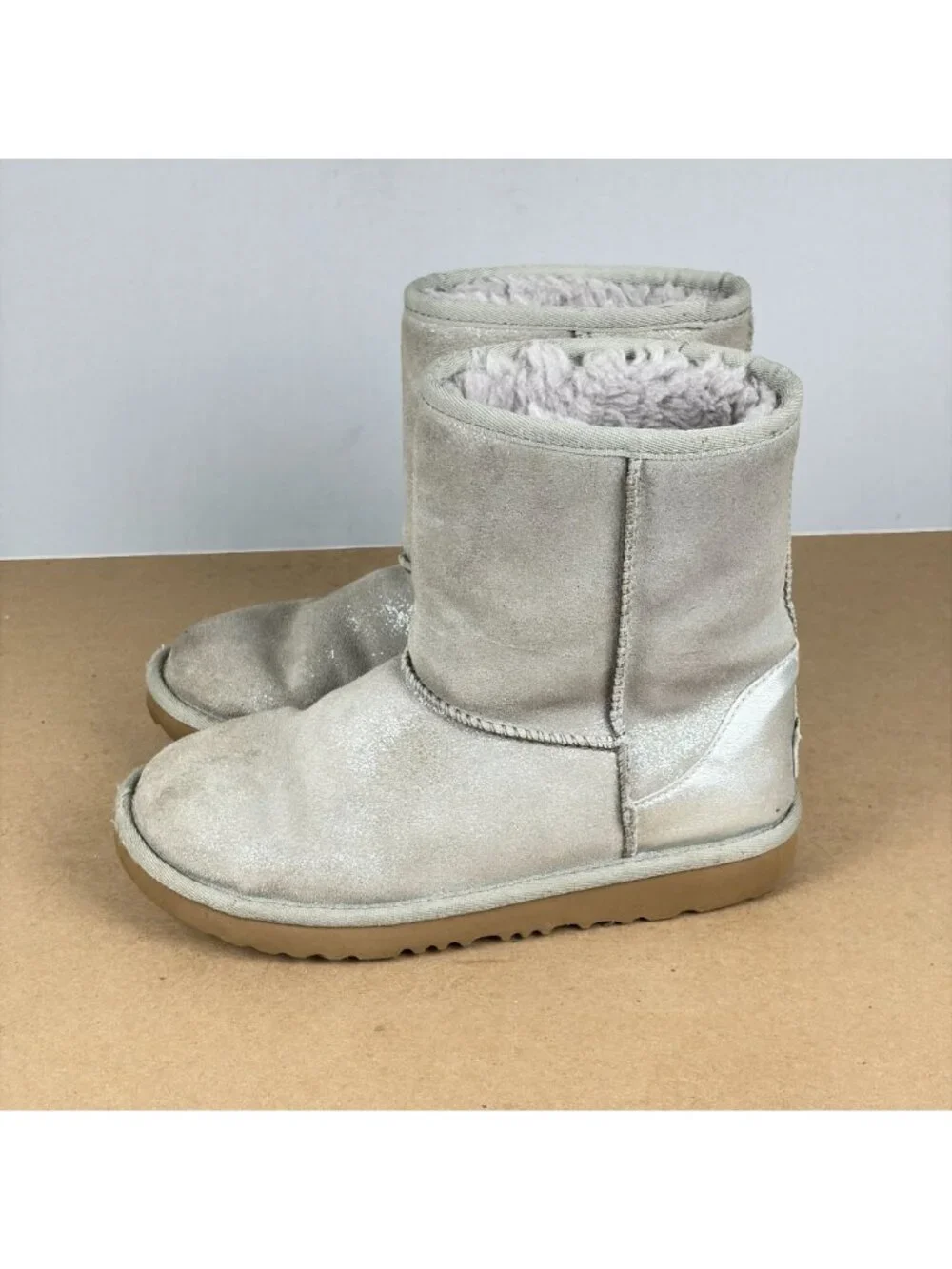 UGG Classic Short II Shimmer Pull On Boots Kids Size 4 Silver Shearling Lined